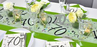 Einladende Tischdekoration Zum 70 Geburtstag In Grun Bei Tischdeko Shop De Tischdekoration Geburtstag Tischdeko Geburtstag Tischdeko Geburtstag 60