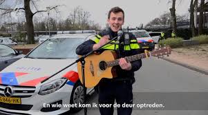 De domeinnaam politieagent.nl wordt nog niet gebruikt. Zingende Politieagent Thijs Kan Zomaar Bij Jou Op De Stoep Staan Voor Een Priveconcert Indebuurt Enschede