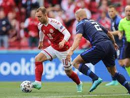 Dänemarks spieler bildeten einen kreis um christian eriksen, um ihn vor blicken zu schützen. Stpxi1gapgdu8m
