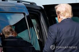 미국 대통령을 항상 따라다니는 핵가방(오른쪽). Jtlbo5vnfe9mmm