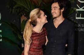 Isabelle drummond aparece morena pra viver sua nova personagem. Isabelle Drummond Leva Bolo De Namorado E Briga Ao Telefone Diz Jornal Entretenimento R7 Famosos E Tv