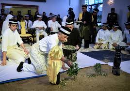 Historically, the title was also used by rulers of the old pahang sultanate Jenazah Sultan Ahmad Shah Selamat Dimakamkan