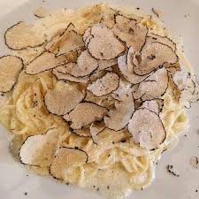 Le pappardelle al tartufo cremose sono un'alternativa particolare alle classiche fettuccine al tartufo, dove invece il tartufo viene apprezzato nella sua semplicità. Tagliatelle Al Tartufo Italian Menu Master