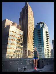 The iyengar yoga method prides itself on making yoga accessible to every age and every body. Rooftop Yoga In New York Dem Himmel Ganz Nah Sein