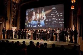 Para el título de la película checa de 2020 šarlatán, consulte charlatan (película de 2020). Sarlatan Po Rekordnim Uvodu Stale Laka Divaky Do Kin Nova Vecerni Praha