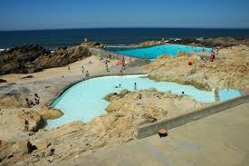 Inaugurada em 1966, esta piscina esta classificada inicialmente era para ser pouco mais que um tanque de água que se encheria com o movimento das marés, mas acabou por ser uma obra de arte. Piscinas Das Mares Leca Da Palmeira Matosinhos Guia Para Visitar Em 2021 Oguia