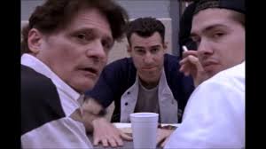 İtalyanların Donald Groves'i çekiştirdiği sahne