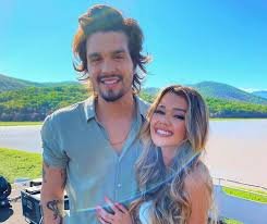 Luan santana inicia a nova fase da carreira com perseguições pelas ruas de são paulo, explosões cinematográficas e fuga de helicóptero. Saiba Quem E O Novo Affair Do Cantor Luan Santana