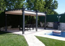 Las pérgolas son una excelente opción de diseño para exteriores, brindan sombra, en muchos casos protección contra la lluvia y permite conservar la experiencia de … Diferentes Techos Para Pergolas Pergolas De Aluminio