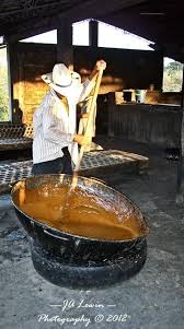 Batiendo La Miel De Cana De Azucar Para Hacer El Dulce De Atado O Panela El Salvador Food Salvadorian Food Salvador Food