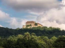 Jedes jahr gibt es hier die traditionelle pfingstausstellung mit gemälden, schnitzereien und skulpturen von heimischen künstlern. Giechburg Wikipedia
