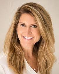 Shelly Knoll's Instagram, Twitter & Facebook