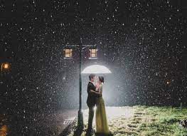 Foto prewedding menggunakan lampu tumblr di gunung bromo. 16 Ide Pre Wedding Malam Hari Di Bawah Taburan Bintang Dan Sorot Lampu Tak Harus Siang Melulu