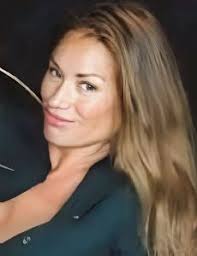 Celebrities with first name: Lora