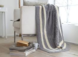 Über ihm hängt eine moderne lampe. Hakel Decke Mit Verschiedenen Mustern Stricken Und Hakeln