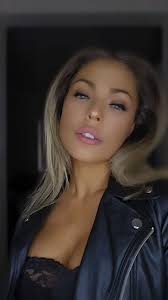 A pencil always works to pin the hair back 💋💋