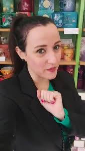 Lo so… sembra presto per parlare di Natale 😅, Ma ti avviso: i pezzi del  nostro Catalogo di Natale 2025 saranno super limitati! 🎁, Se vuoi  riceverlo in anteprima e bloccare subito i tuoi preferiti, ...