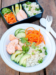 Bitte versuchen sie es mit einem anderen suchbegriff erneut oder erweitern sie ihre kategorieauswahl. Low Carb Meal Prep Bowl Mit Lachs Avocado Und Blumenkohreis
