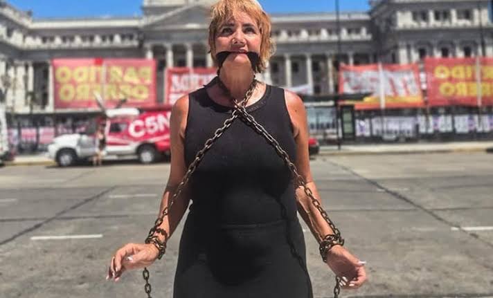 Nancy Pazos se encadenó frente al Congreso y Adorni djo que “el nivel del  delirio es astronómico" | Punto Noticias