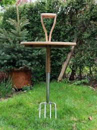 Easy Crafts Wie Man Originelle Pflanzgefasse Macht Gartentisch Selber Bauen Garten Recycling Gartenmobel Selber Bauen