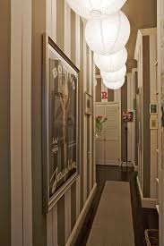 ورق جدران الممرات الضيقه