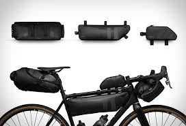 Die Praktischen Fahrradtaschen Von Rapha Wenn Du Viel Mit Dem Fahrrad Unterwegs Bist Dann Hast Du Sicher Auch Einiges Bei Dir Fahrradtasche Fahrrad Radtasche