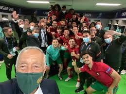 As imagens que marcam a vida da equipa portuguesa de futebol. Marcelo Tira Selfie Com Selecao Sub 21 Apos Vitoria Na Eslovenia