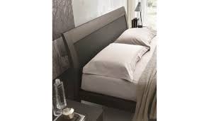 Il giroletto senza rete abbinata può essere infatti completato con qualunque modello di doghe o rete essendo del tutto compatibile con qualsiasi modello sul minimo ingombro e design essenziale. Letto Matrimoniale Riviera Tomasella