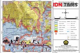 Warga yang terdampak longsor mengevakuasi harta bendanya di cimanggung, kabupaten sumedang, jawa barat, minggu (10/1/2021). 0uyjmvammamz0m