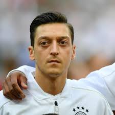 Mesut özil'i öven löw, elbette mesut bizim için, milli takım için, almanya için inanılmaz derecede önemli ve olağanüstü bir oyuncuydu. Mesut Ozil Darum Singt Er Die Nationalhymne Nicht Mit Stern De