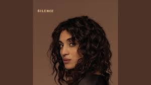 Je me laisse, je fais facile / je chante, je chante / c'est que ma vie e. Camelia Jordana Silence Mizikoos