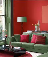Spruce up your living room by incorporating the color green. Rouge Et Vert D Eau Green Room Decor Living Room Red Living Room Green