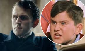 Harry melling started acting at the age of 10 in the harry potter films playing the role of dudley dursley. Harry Potter Star Harry Melling Unrecognisable In Two Bbc Dramas Daily Mail Online