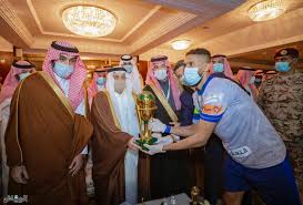 * المرحلة الاولى كانت من عام 1957 الى 1960م وكان نظام البطولة يعتمد على نظام الدوري وكانت المشاركة لفرق المنطقة الغربية. Ø¬Ø±ÙŠØ¯Ø© Ø§Ù„Ø±ÙŠØ§Ø¶ ÙˆØ²ÙŠØ± Ø§Ù„Ø±ÙŠØ§Ø¶Ø© ÙŠØ´ÙƒØ± Ø®Ø§Ø¯Ù… Ø§Ù„Ø­Ø±Ù…ÙŠÙ† Ø¹Ù„Ù‰ Ø±Ø¹Ø§ÙŠØ© Ù†Ù‡Ø§Ø¦ÙŠ ÙƒØ£Ø³ Ø§Ù„Ù…Ù„Ùƒ