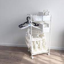 ハンガーを取ろうとしたら 2個3個くっついてきて なんてことありませんか 洗濯機周りの収納は 洗剤やハンガー など使うものが多くてごちゃごちゃしがち ちょっとした工夫やアイディアで 洗濯機周りもスッキリ収納ができるなら真似してみたいですよね そこで 今回