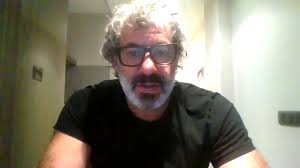 Los okupas lanzaron numerosos objetos contra los mossos durante el desalojo