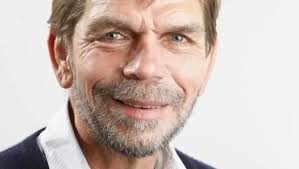 Flight Centre CEO backs Hrdlicka over border views