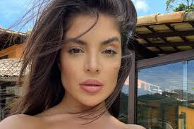 Maria Casadevall faz rara aparição no teatro com namorada