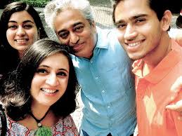 Beautiful TV anchors in Indian News media