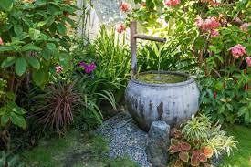 Ihre klare geometrische form und das akkurat begrenzte und befestigte ufer prägten als gestaltungsidee über jahrhunderte hinweg den umgang mit wasser im garten; Wasser Im Garten Schone Ideen Schoner Wohnen