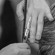 It's relatively easy to layer the hair around your face for framing. Angle De Coupe Facebook