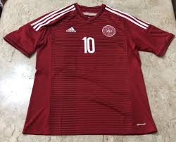 A seleção dinamarquesa de futebol representa a dinamarca nas competições de futebol da fifa e é representada pela associação dinamarquesa de futebol. Camisa Adidas Selecao Dinamarca 2014 Pronta Entrega Camisa Masculina Adidas Usado 34409427 Enjoei
