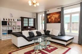 Canapé, armoire, lampe, table basse, coussin, bureau, fauteuil, commode… Casa De Temporada La Maison Du Monde Franca Tours Booking Com