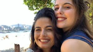 Emanuelle Araujo parabeniza a filha pelo aniversário de 28 anos e fãs  brincam com semelhança: ''Gêmeas?''