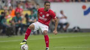 Philipp mwene has 2 assists after 32 match days in the season 2020/2021. Bundesliga 1 Fsv Mainz 05 Phillipp Mwene Ende Einer Langen Leidenszeit Kicker