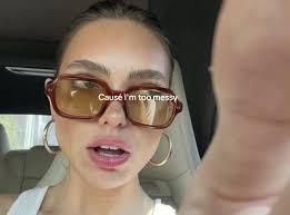 Лирика песни 'Messy' от Lola Young