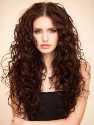 Mehr volumen bei langen haaren. 11 Probleme Die Nur Frauen Mit Locken Kennen Wunderweib Frisur Lange Haare Locken Locken Machen Lockige Frisuren