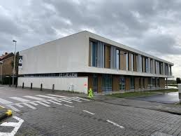 Ook vanuit de tweede kamer klonk de roep om de scholen te sluiten steeds luider. Vier Oostendse Scholen Sluiten De Deuren Tot Na De Paasvakantie Na Reeks Besmettingen Kw Be Nieuws Uit West Vlaanderen