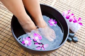 Mulai dari dengan garam hingga bedak bayi! 3 Cara Mudah Hilangkan Bau Kaki Yang Mengganggu Merahputih