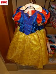 Sorcière blanche neige disney blanche neige méchants disney robe princesse mariage dessin annime peinture sur galet hindouisme dessins vieux disney image qui bouge disney blanche neige gif animé humour vidéos disney peinture corporelle madmoizelle dessins animés disney. Costume Blanche Neige Disney